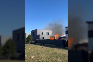 Vilniuje kilo gaisras – degė naujos statybos namas