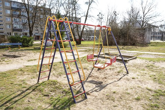 Šioje vaikų žaidimų aikštelėje – ne tik linksmybės, bet jau ir pavojai tyko