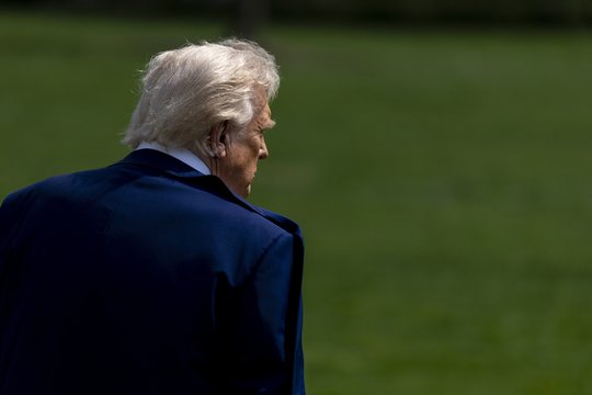 D. Trumpas neigia, kad sąmokslo teorijų skleidėja įtikino jį atleisti svarbius darbuotojus