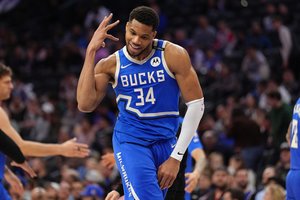 „Bucks“ su rekordiniu G. Antetotokounmpo išrašė 10-ąjį „76ers“ pralaimėjimą paeiliui