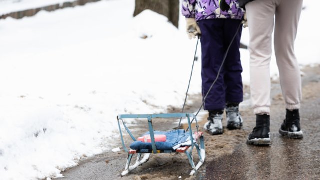 Savaitgalį pavasarinius paltus keisime į žieminius: įspėja dėl sniego ir plikledžio