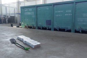 Kenoje muitininkai sulaikė dešimt cigarečių kontrabandos siuntų – rūkalai slėpti po skalda