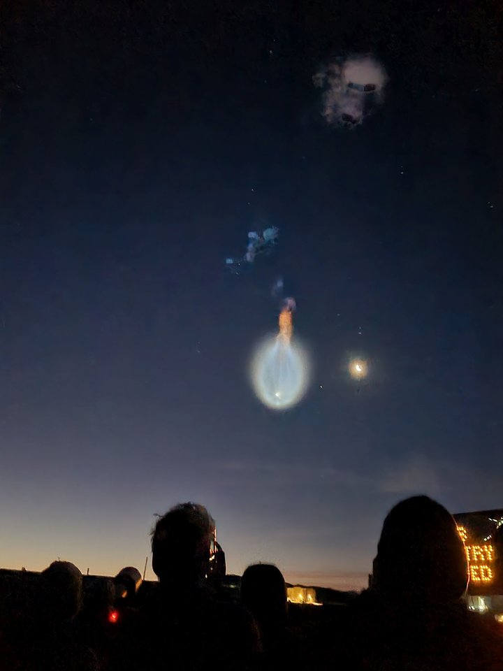 Prieš kelias minutes pakilusios raketos „Falcon 9“ užšalęs išmestas kuras, kuris atspindi už horizonto kylančios saulės spindulius.<br>Asmeninio archyvo nuotr.