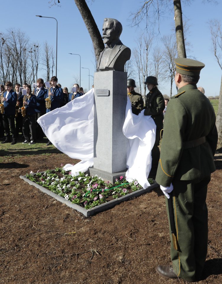 Šiandien Ukmergėje įvyko istorinis įvykis – iškilmingai atidengtas biustas vienam iš iškiliausių Lietuvos valstybės kūrėjų, pirmajam Lietuvos Respublikos Prezidentui Antanui Smetonai.<br>Savivaldybės administracijos nuotr.