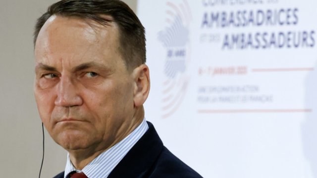 R. Sikorskis pabrėžė, kad JAV pradeda suprasti NATO vertę: D. Trumpas patvirtino, jog 5-asis straipsnis ir toliau galioja