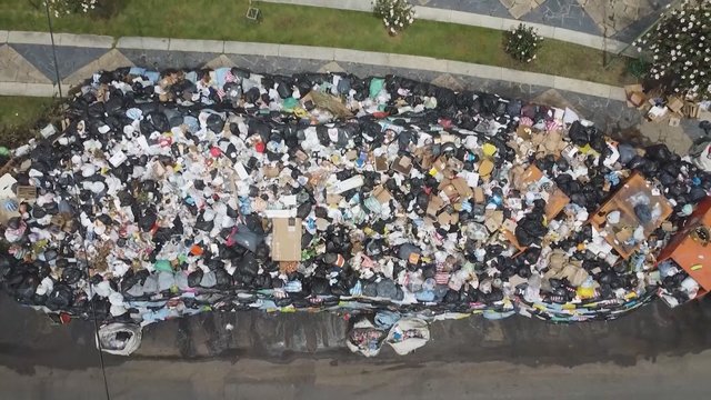 Štai kaip gyventojai Bolivijoje protestuoja prieš sveikatai kenkiantį savartyną: visame mieste – šiukšlių krūvos