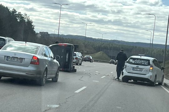Vilniaus vakariniame aplinkkelyje susidūrė du automobiliai – vienas iš jų po smūgio apvirto ant šono