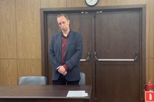 Maskvoje policininko užpuolimu kaltinamas amerikietis prievarta išsiųstas į psichiatrijos ligoninę