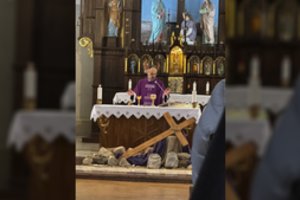 Po tragiškos 11-metės mergaitės mirties Kelmėje – šoką sukėlę kunigo žodžiai 