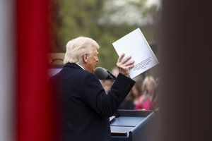 Baltieji rūmai: pasaulis varžosi, siekdamas sumažinti D. Trumpo muitų tarifus