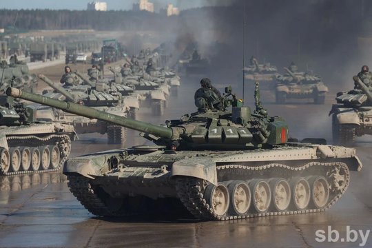 Rusijai trūkstant karinės technikos fronte, siunčia ją į paradą Lietuvos kaimynystėje