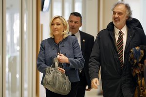 Prancūzijos kraštutinių dešiniųjų lyderė M. Le Pen tvirtina, kad jos partija tapo raganų medžioklės taikiniu