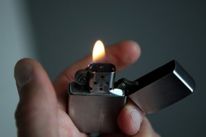 Klaipėdoje girtas vyras apipylė automobilį neaiškiu skysčiu ir bandė jį padegti