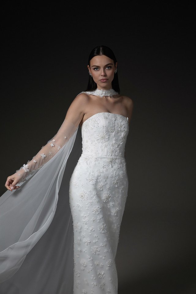 AGNE DEVEIKYTE mados namai kuria išskirtines vestuvines sukneles nuotakoms vertinančioms kokybę, unikalumą ir tylią prabangą.