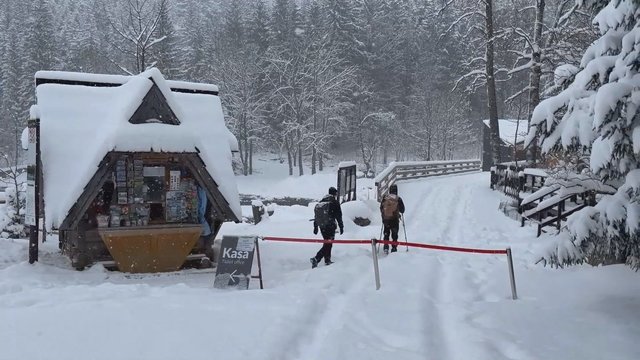 Sugrįžusi žiema smogė su kaupu: Tatrų kalnuose sniego sluoksnis siekia beveik metrą