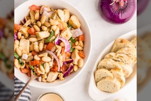 Ne tik šventėms, bet ir kasdienai: Elenos sočiosios salotos su pupelėmis ir vištiena