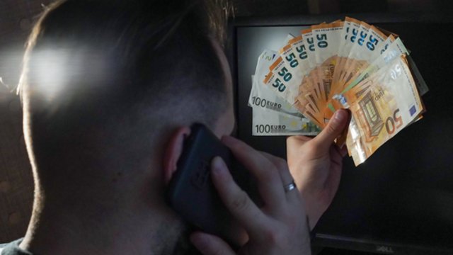 Panevėžyje iš 79-erių senjorės sukčiai išviliojo 46 tūkst. eurų: įtikino net parduoti būstą
