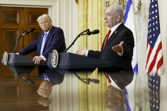B. Netanyahu lankydamasis Baltuosiuose rūmuose su D. Trumpu aptars tarifus