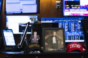 Tokios dienos pasaulis neregėjo jau ilgai: akcijų rinkos pirmadienį smuko kaip domino kaladėlės