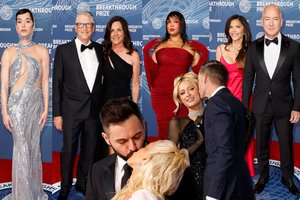 Karšti bučiniai ir pasaulio įtakingiausieji: Los Andžele nuaidėjo „Breakthrough Prize“ apdovanojimai