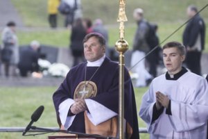 Po šoką sukėlusių kunigo žodžių gedinčiai 11-metės šeimai – vyskupo reakcija