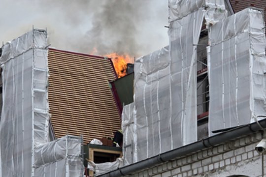 Klaipėdoje užsiliepsnojo naujas statomas daugiabutis: sulėkė gausios ugniagesių pajėgos