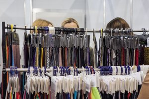 Muitai smogė akimirksniu: vienas didžiausių rūbų gamintojų pasaulyje skundžiasi, kad pirkėjai JAV nutraukia užsakymus