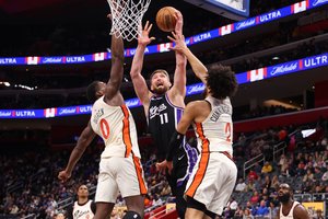 Su L. Jamesu susilyginęs ir žibėjęs D. Sabonis padėjo „Kings“ pagriebti trečiąją pergalę paeiliui