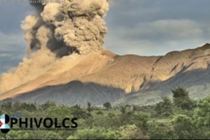 Filipinuose išsiveržė ugnikalnis, į dangų pakilo kelių kilometrų aukščio pelenų stulpas