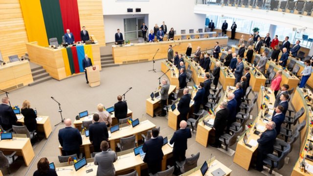 Jautri akimirka Seime: tylos minute pagerbti žuvę JAV kariai