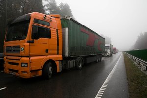 Klaipėdos rajone, autostradoje, į vilkiką įsirėžė lengvasis automobilis – po smūgio jis kelis kartus vertėsi