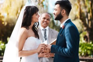 Netikėtas akibrokštas: vyras dalyvavo draugo vestuvėse, bet per klaidą buvo sutuoktas su nuotaka