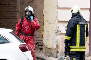 Vilniaus daugiabučio namo rūsyje rasta gyvsidabrio – ugniagesiai tikrino jo garų koncentraciją ir pirmojo aukšto butuose