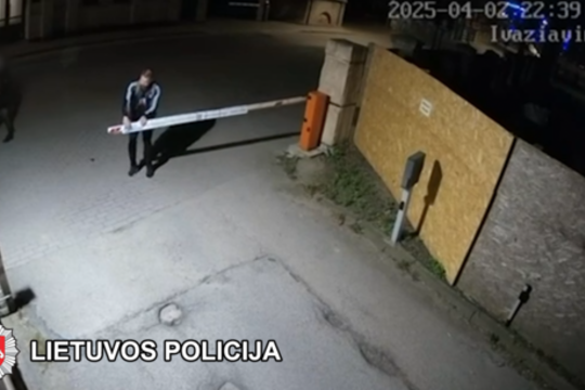 Pareigūnai prašo visuomenės pagalbos: užfiksavo vyrą, sulaužiusį kelio užtvarą