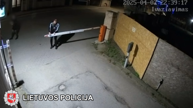 Pareigūnai prašo visuomenės pagalbos: užfiksavo vyrą, sulaužiusį kelio užtvarą