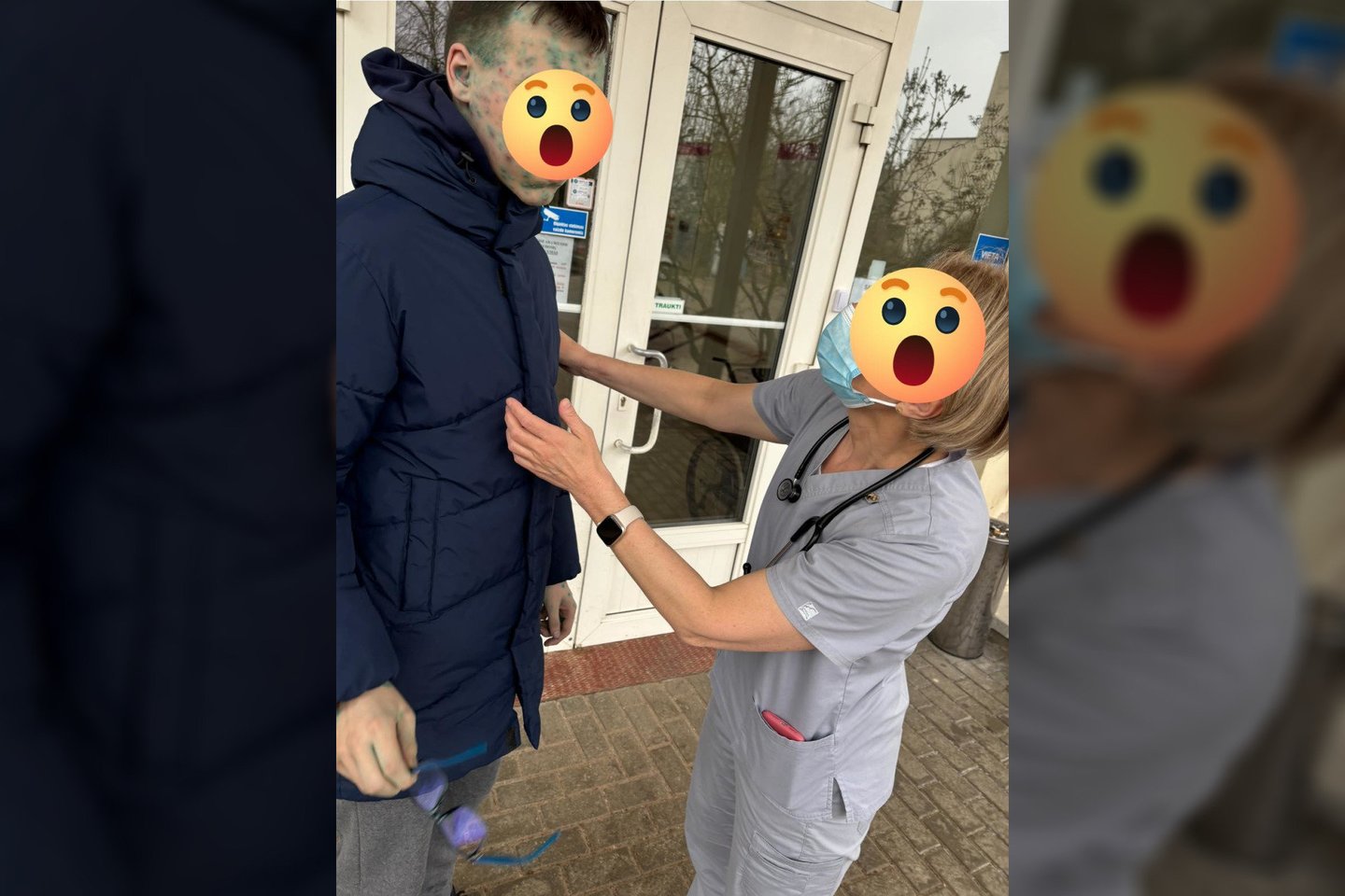 Gydytoja paauglį apžiūri lauke.<br>Mamos nuotr.