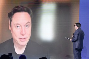 E. Muskas išvadino vyresnįjį D. Trumpo patarėją prekybos klausimais „silpnapročiu“