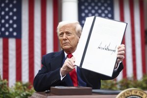 Baltieji rūmai: trečiadienį naujieji JAV muitai Kinijai pasieks 104 proc.