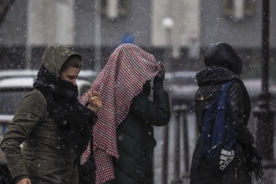 Įspėja nusiteikti krituliams ir vėjui: gūsiai sieks ir 20 m/s