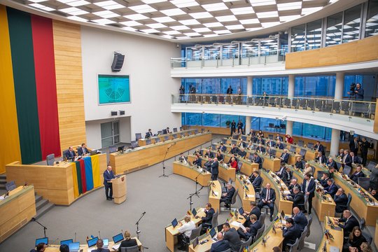 Žiniasklaida: dalis parlamentarų už valstybės lėšas pirko daiktus iš bendrapartiečių, įsigijo „Sėkmingo Seimo nario“ kursus