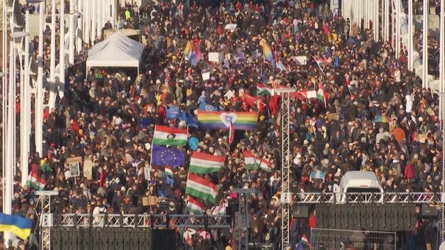 Vengrijoje tūkstančiai demonstrantų užblokavo tiltą: V. Orbano LGBT parado draudimas – tik pradžia