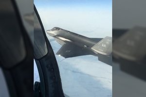 „Tai – neprofesionalu“: užfiksavo artimą rusų ir amerikiečių naikintuvų kontaktą