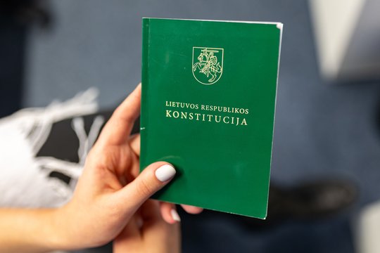 Įžvelgęs galimą prieštaravimą Konstitucijai, Seimo komitetas pasiūlė tobulinti įstatymo pataisas dėl dvigubos pilietybės