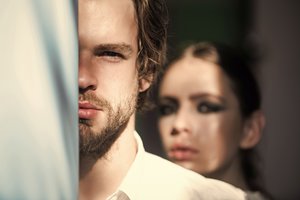 Ištekėjusi moteris įsimylėjo savo giminaitį: kankinasi, kai jis susitikinėja su merginomis