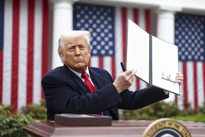 D. Trumpas paskelbė 90 dienų pertrauką įvestiems tarifams: Kinija sulaukė bausmės