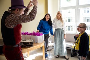 Į Lietuvą trumpam grįžusi Violeta Repčenkaitė aplankė vėžiu sergančius vaikus