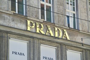 Istorinis sandoris: „Prada“ įsigis „Versace“ už 1,25 mlrd. eurų