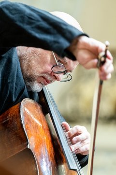 Lietuvos kamerinis orkestras, violončelininkas Mindaugas Bačkus ir dirigentas Vykintas Baltakas Filharmonijos publiką pakvietė į koncertą „Disputas su Schubertu“.
