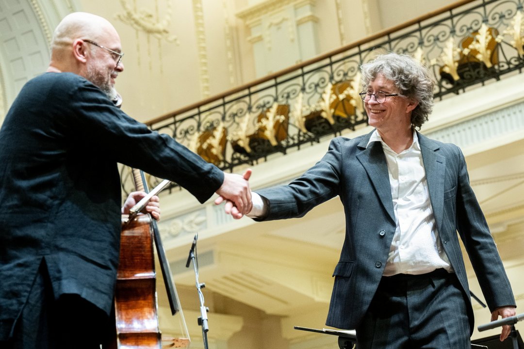 Lietuvos kamerinis orkestras, violončelininkas Mindaugas Bačkus ir dirigentas Vykintas Baltakas Filharmonijos publiką pakvietė į koncertą „Disputas su Schubertu“.<br>D.Matvejevo nuotr.