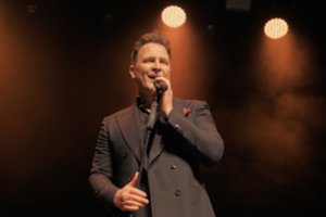 Eugenijaus Chrebtovo dainos premjerai apie pirmąją meilę prireikė dviejų metų ir choro